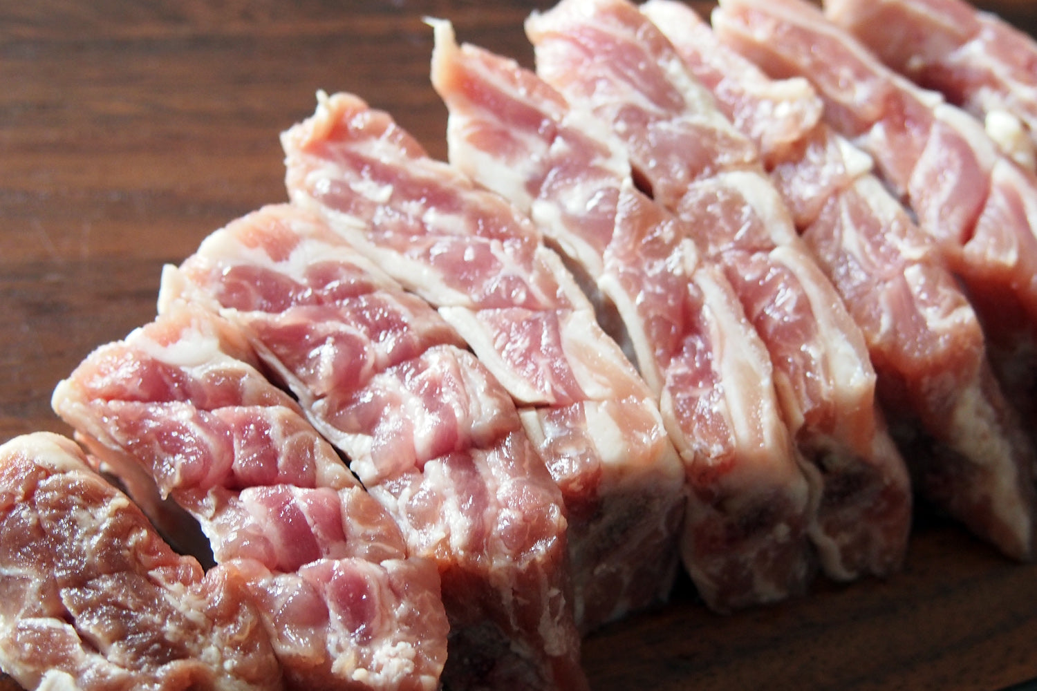 Cut the tendons of the spare ribs