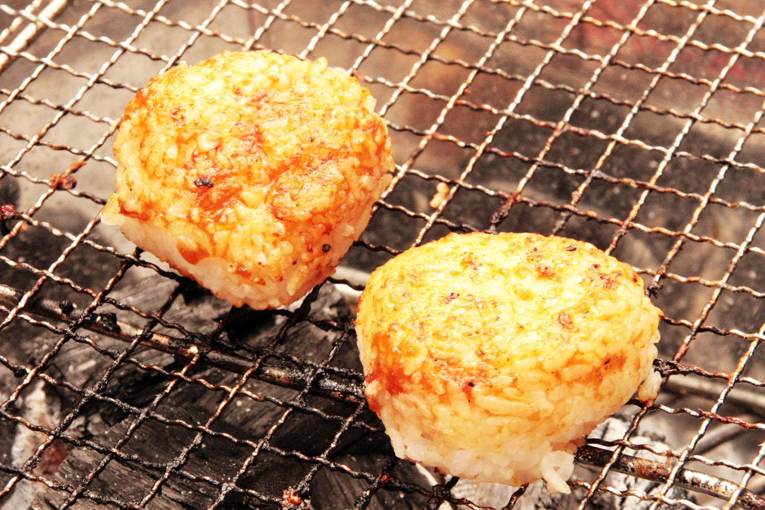 焼きおにぎり裏返す