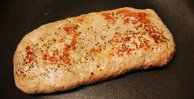 フライパンでラム肉をソテー