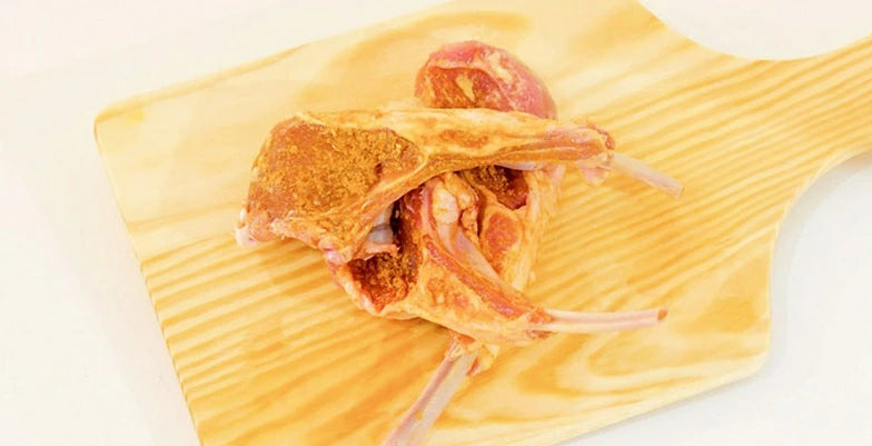 にんにく、カレー粉と塩を合わせたラム肉
