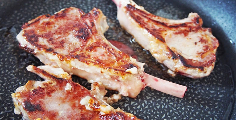 フライパンで焼いたラムチョップ