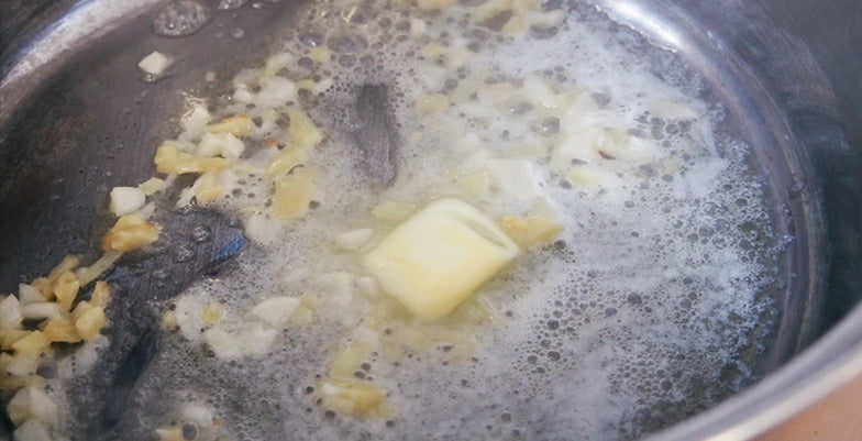 バター半量、みじん切りにしたニンニクと生姜