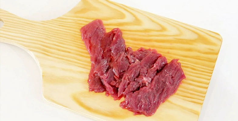 薄くスライスしたモモ肉