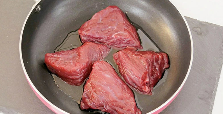 フライパンでモモ肉を焼く