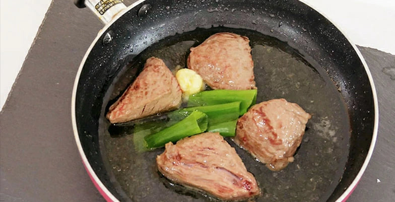 砂糖、酒、水、長ネギの青い部分、にんにく、生姜を入れる