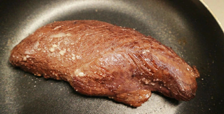 フライパンでサーロインを焼く