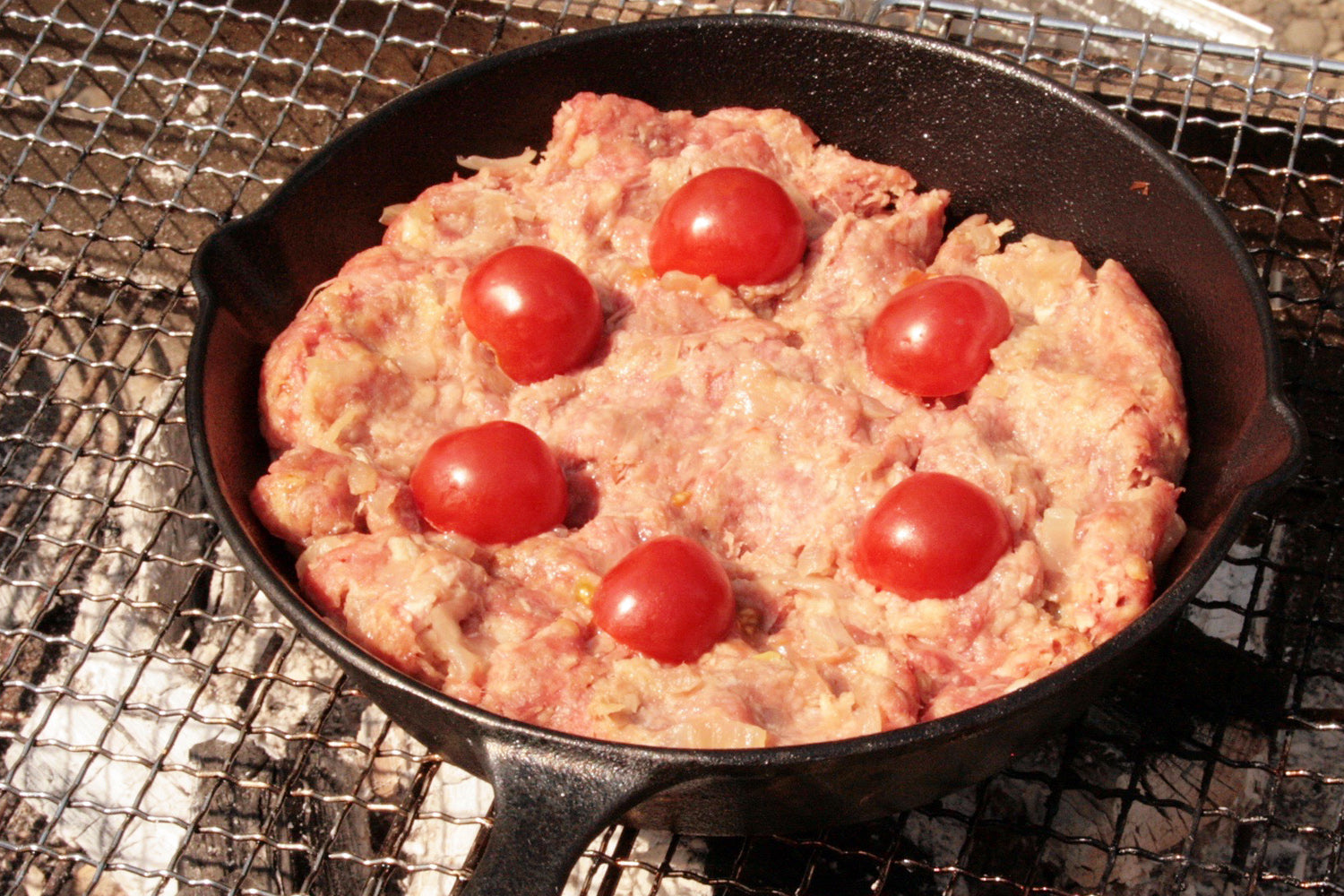 スキレットとミニトマト