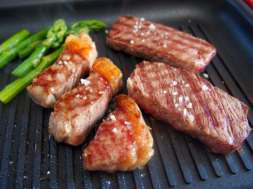 Cut into bite-sized, uniformly thick pieces and serve on a hot plate.