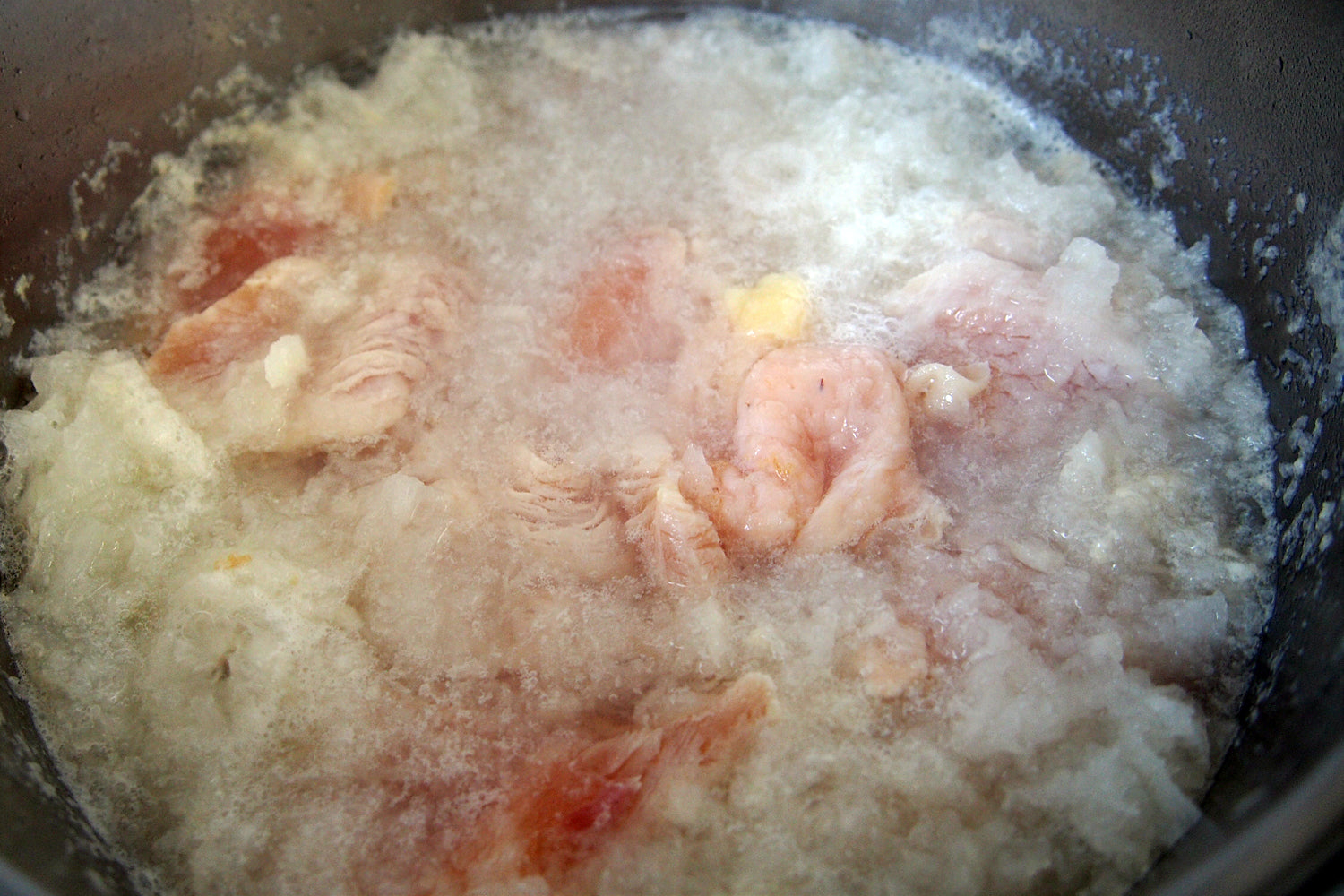 肉の色が変わるまで煮る