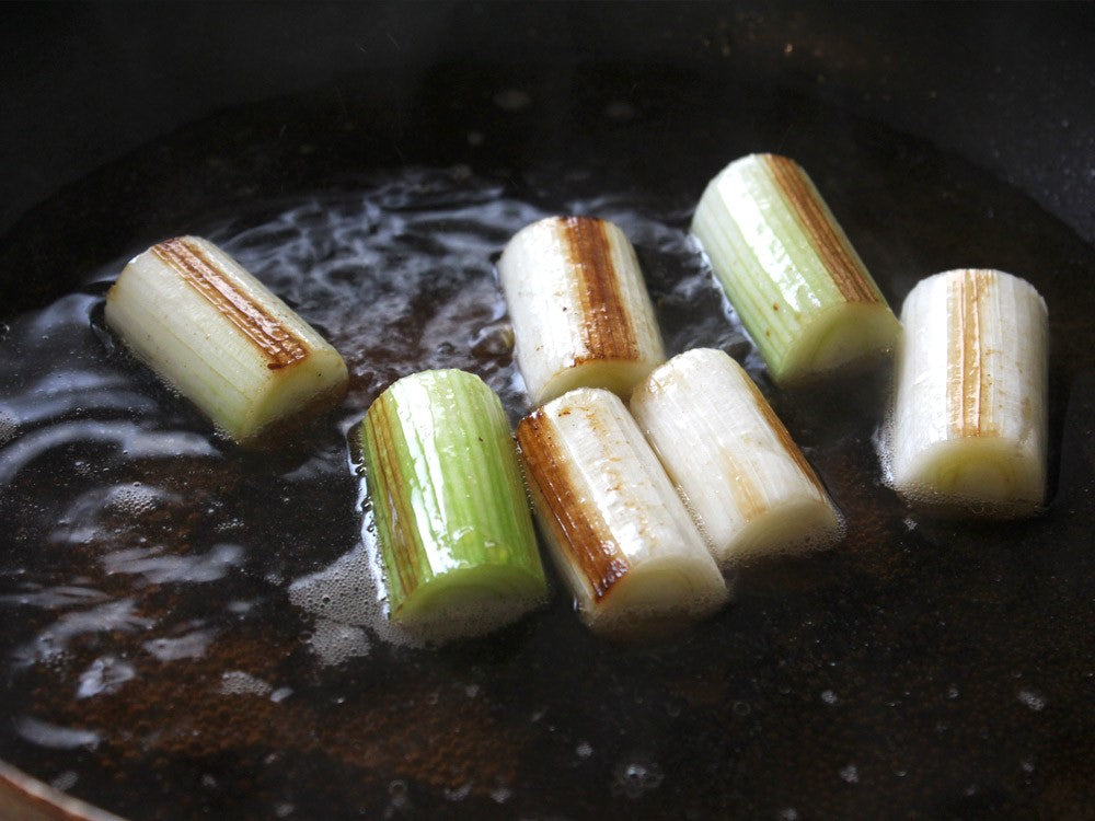 白ねぎに焼き色をつける