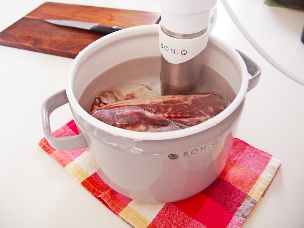低温調理器で焼き上げる