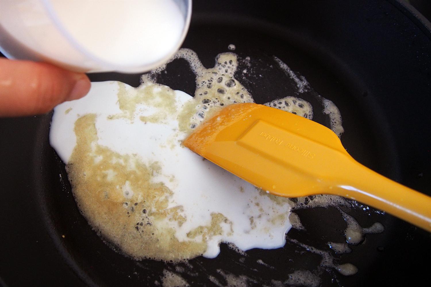 濃厚チーズソース（チーズと牛乳、にんにくを加えた真っ白のソース）