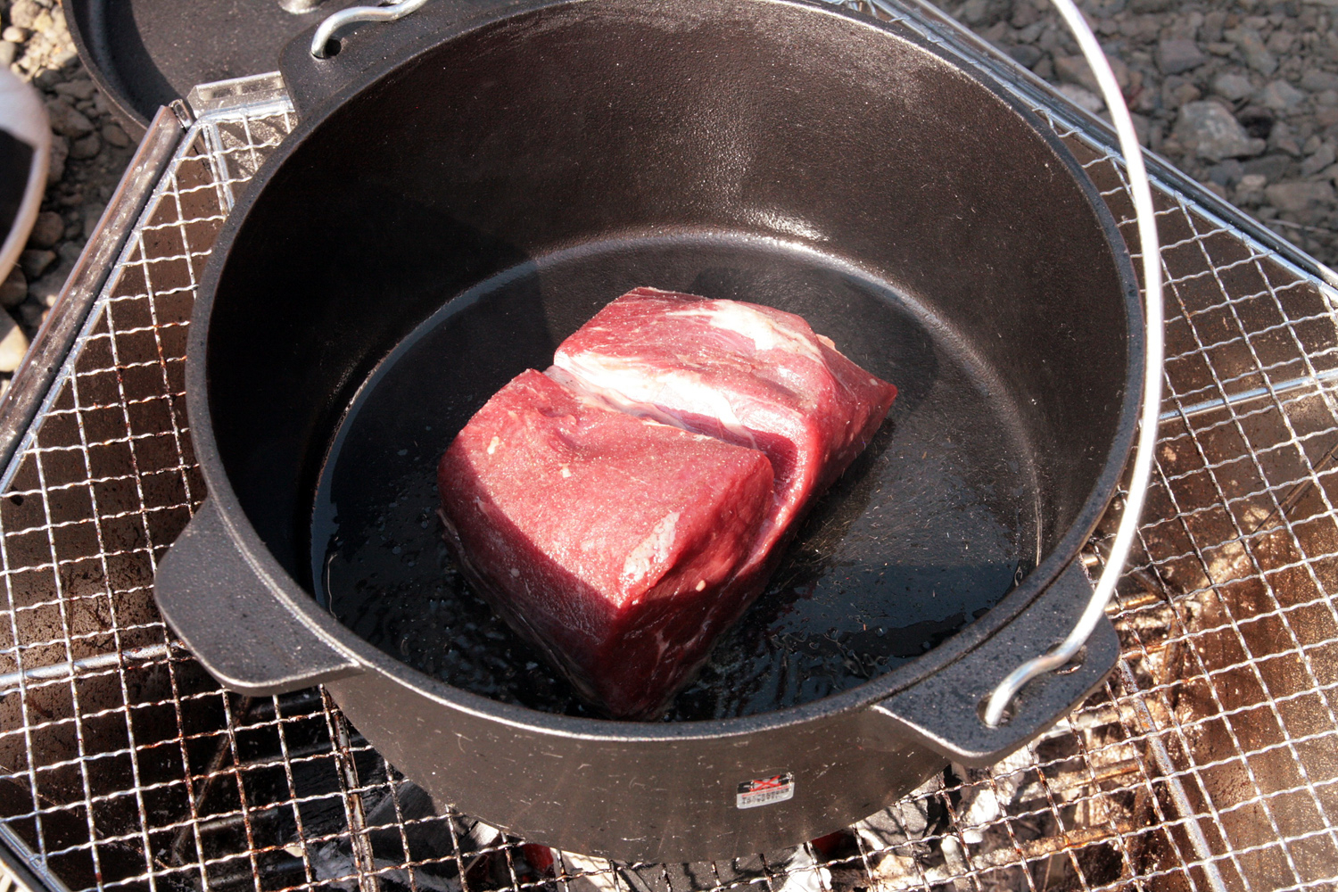 A TRUE CHARM OF BBQ! ROAST BEEF IN A DUTCH OVEN!